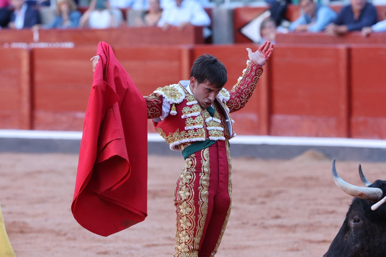Tres orejas para Ismael Martín y traslado de Damián Castaño al hospital en la segunda de abono de Salamanca