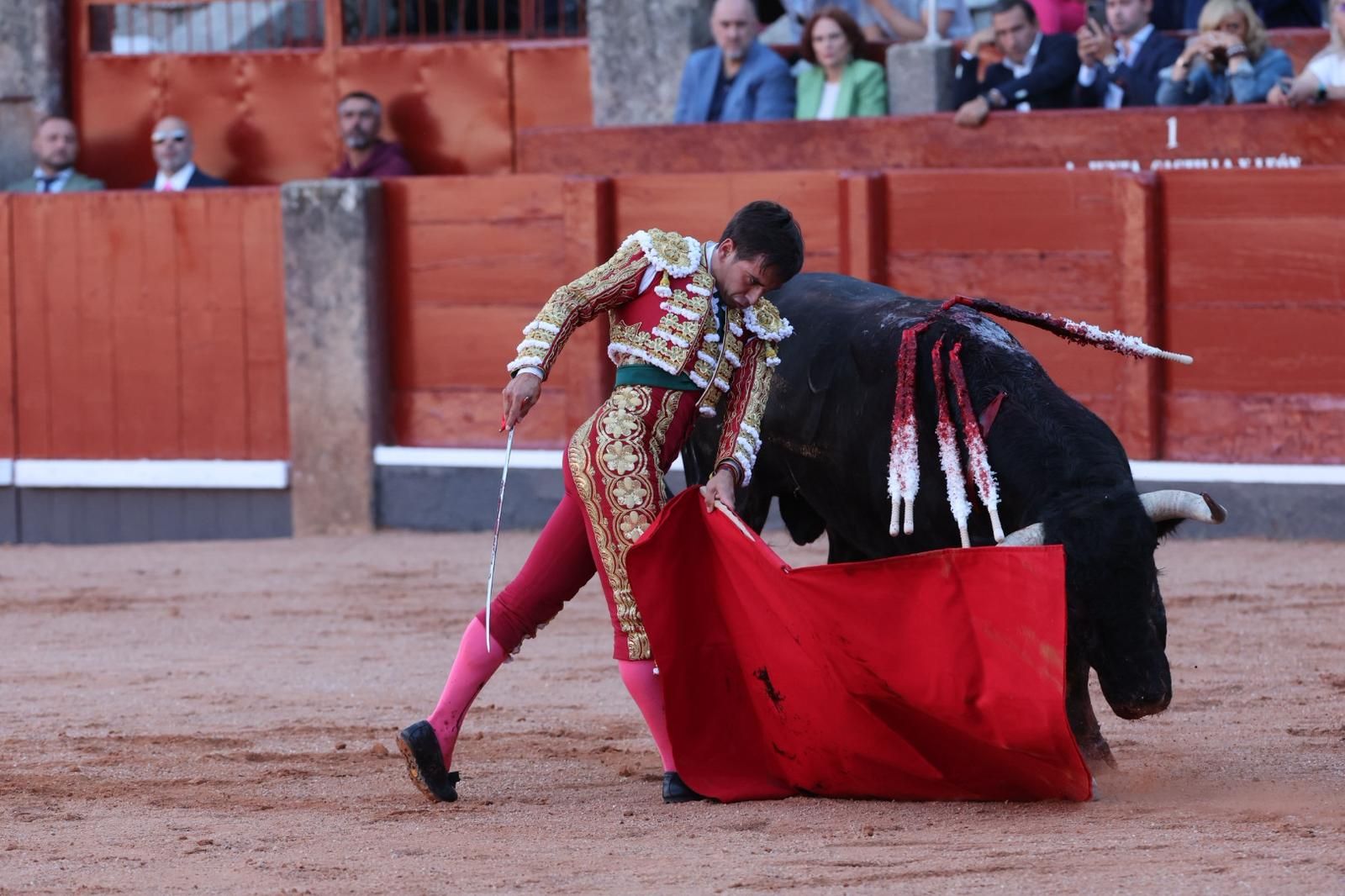 Tres orejas para Ismael Martín y traslado de Damián Castaño al hospital en la segunda de abono de Salamanca