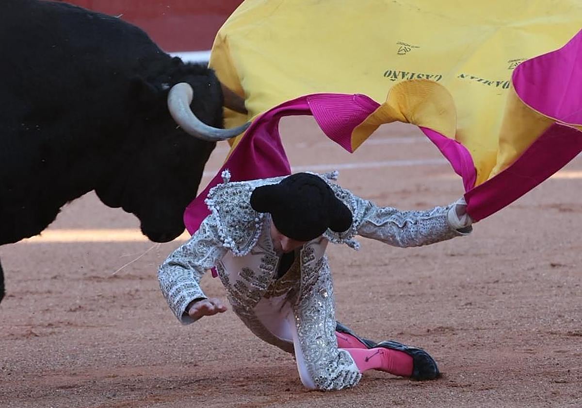 Tres orejas para Ismael Martín y traslado de Damián Castaño al hospital en la segunda de abono de Salamanca