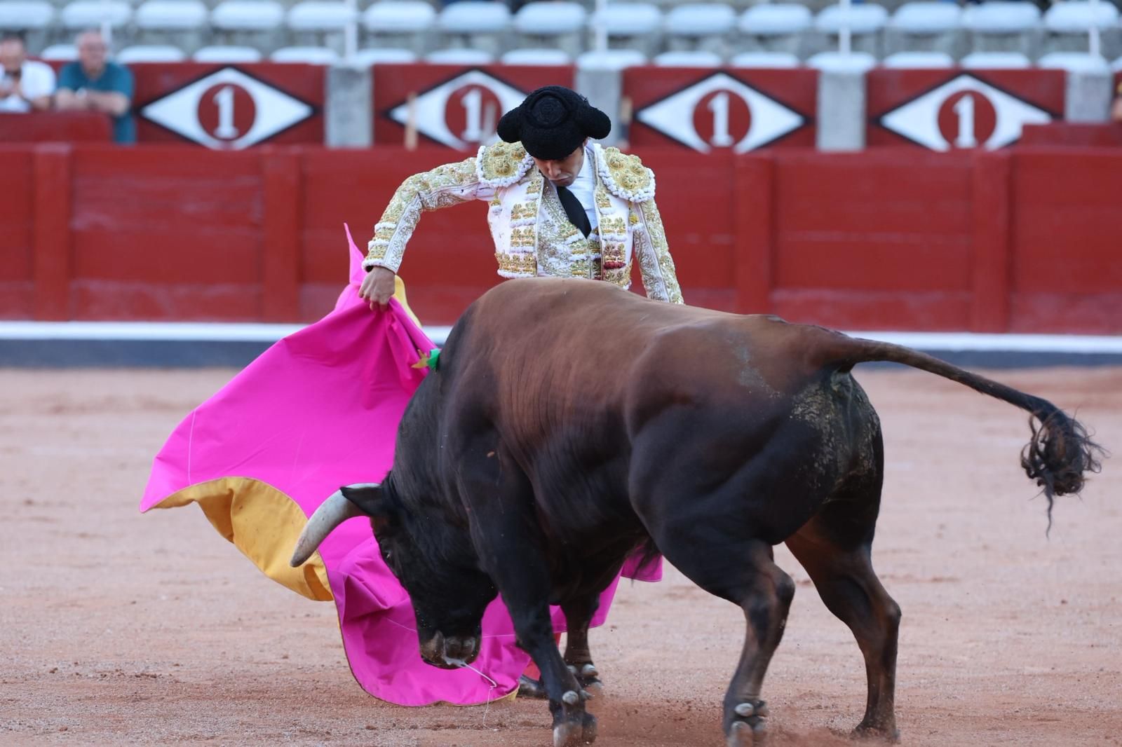 Tres orejas para Ismael Martín y traslado de Damián Castaño al hospital en la segunda de abono de Salamanca