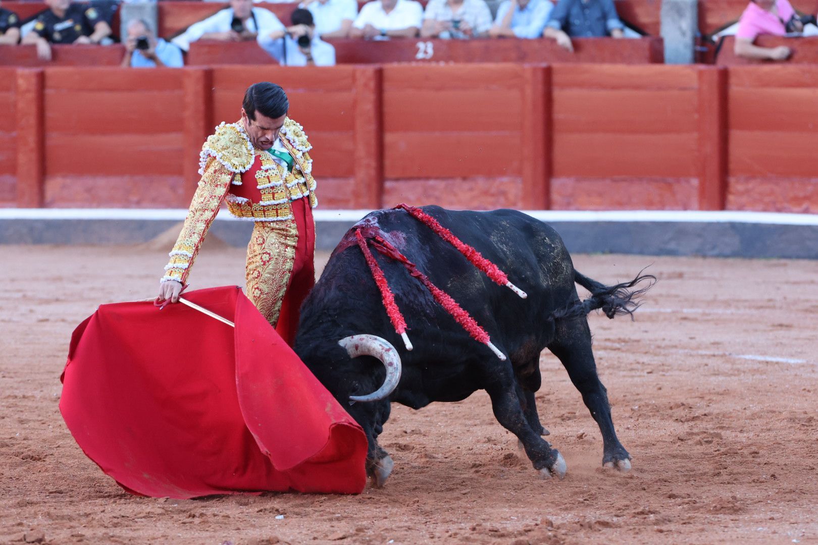 Puerta grande para Emilio de Justo con toro indultado en el cuarto de la tarde