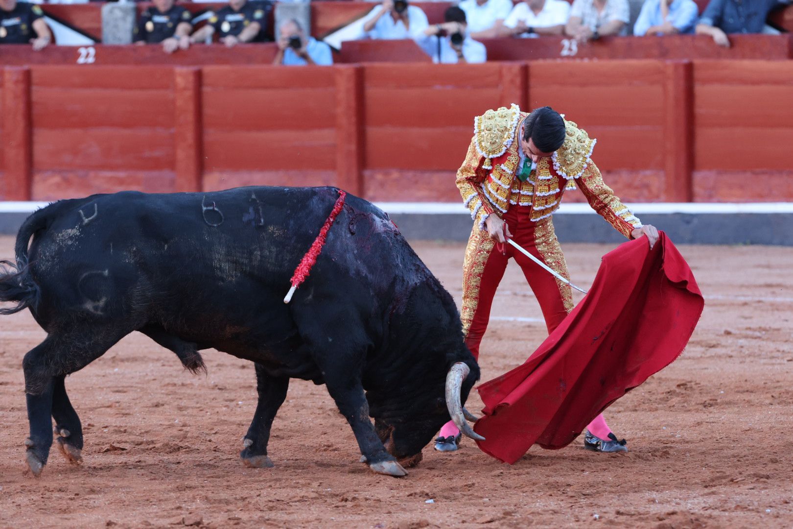 Puerta grande para Emilio de Justo con toro indultado en el cuarto de la tarde