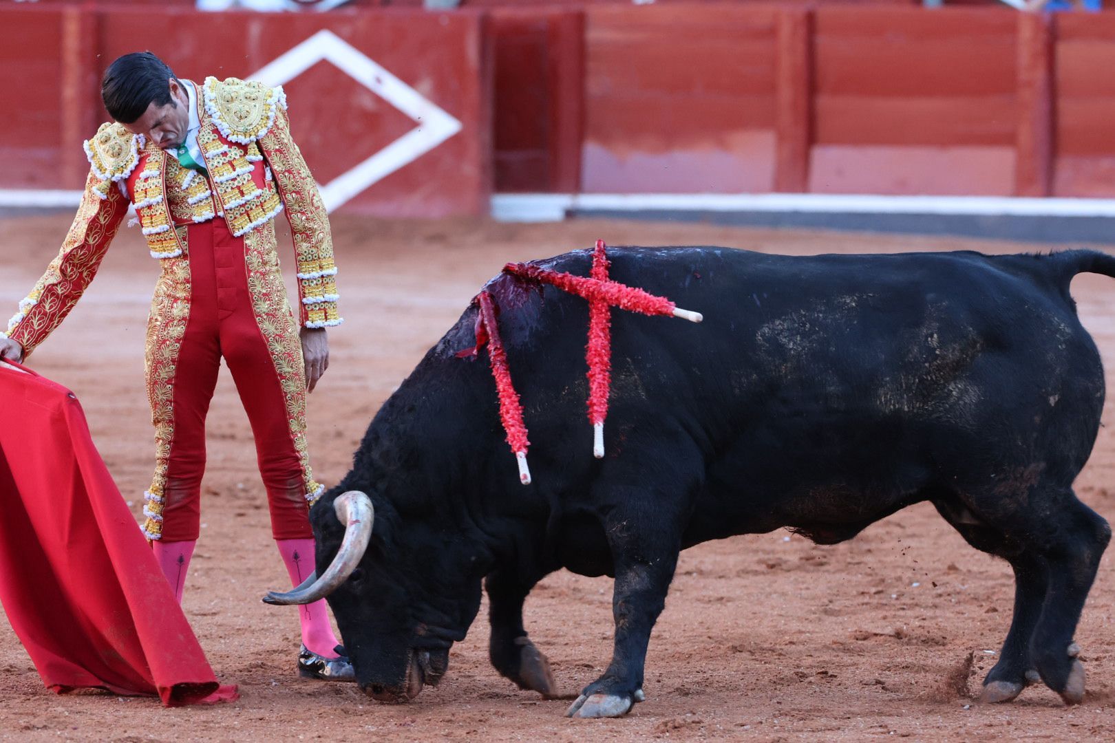 Puerta grande para Emilio de Justo con toro indultado en el cuarto de la tarde