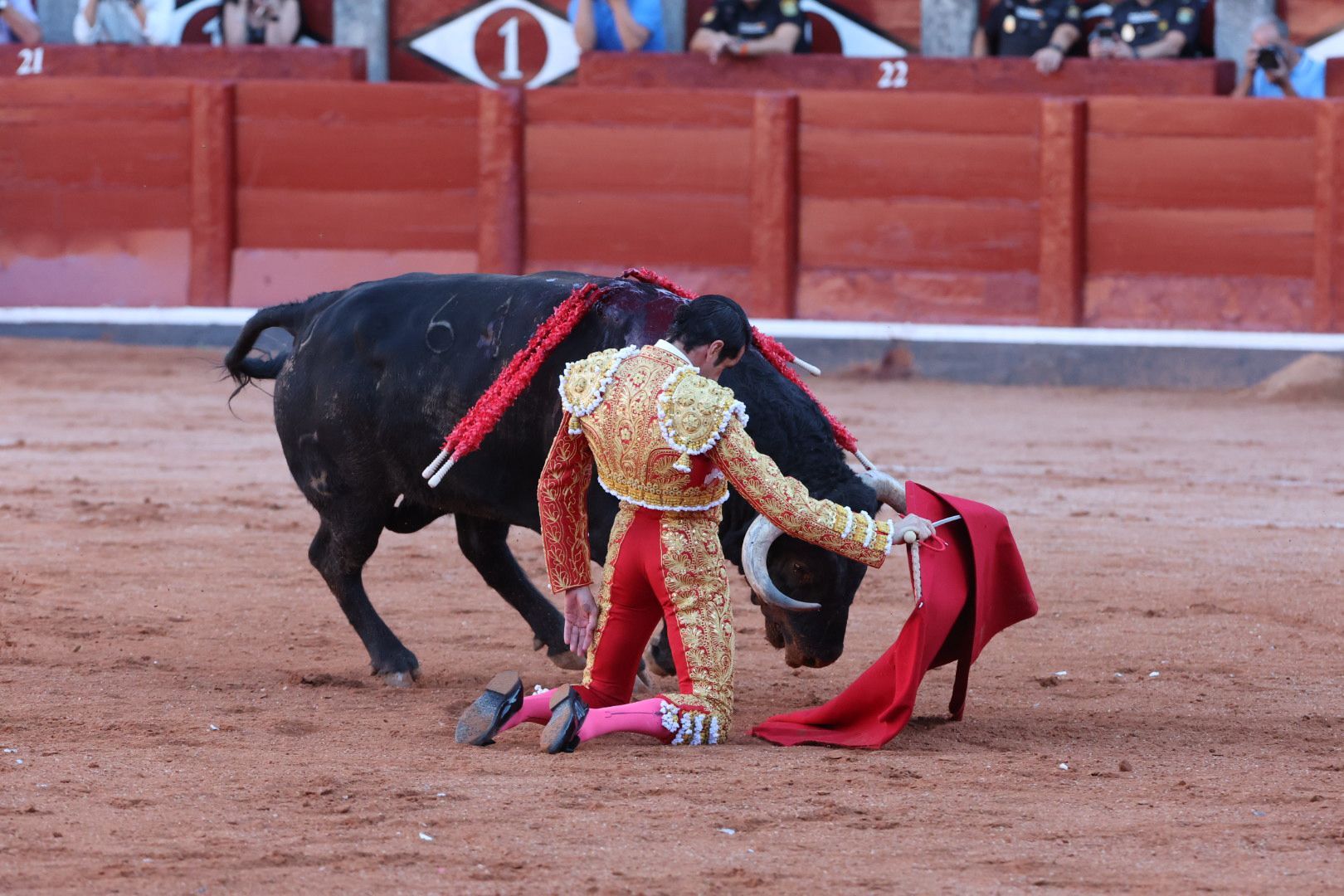 Puerta grande para Emilio de Justo con toro indultado en el cuarto de la tarde