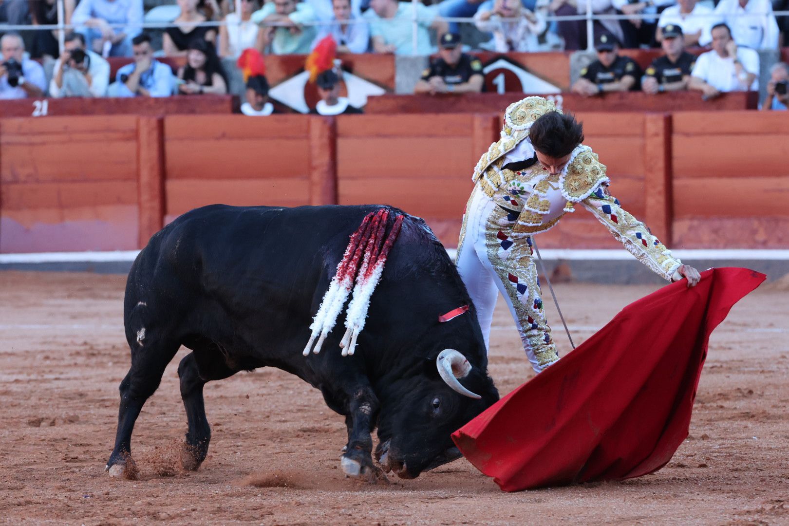 Puerta grande para Emilio de Justo con toro indultado en el cuarto de la tarde