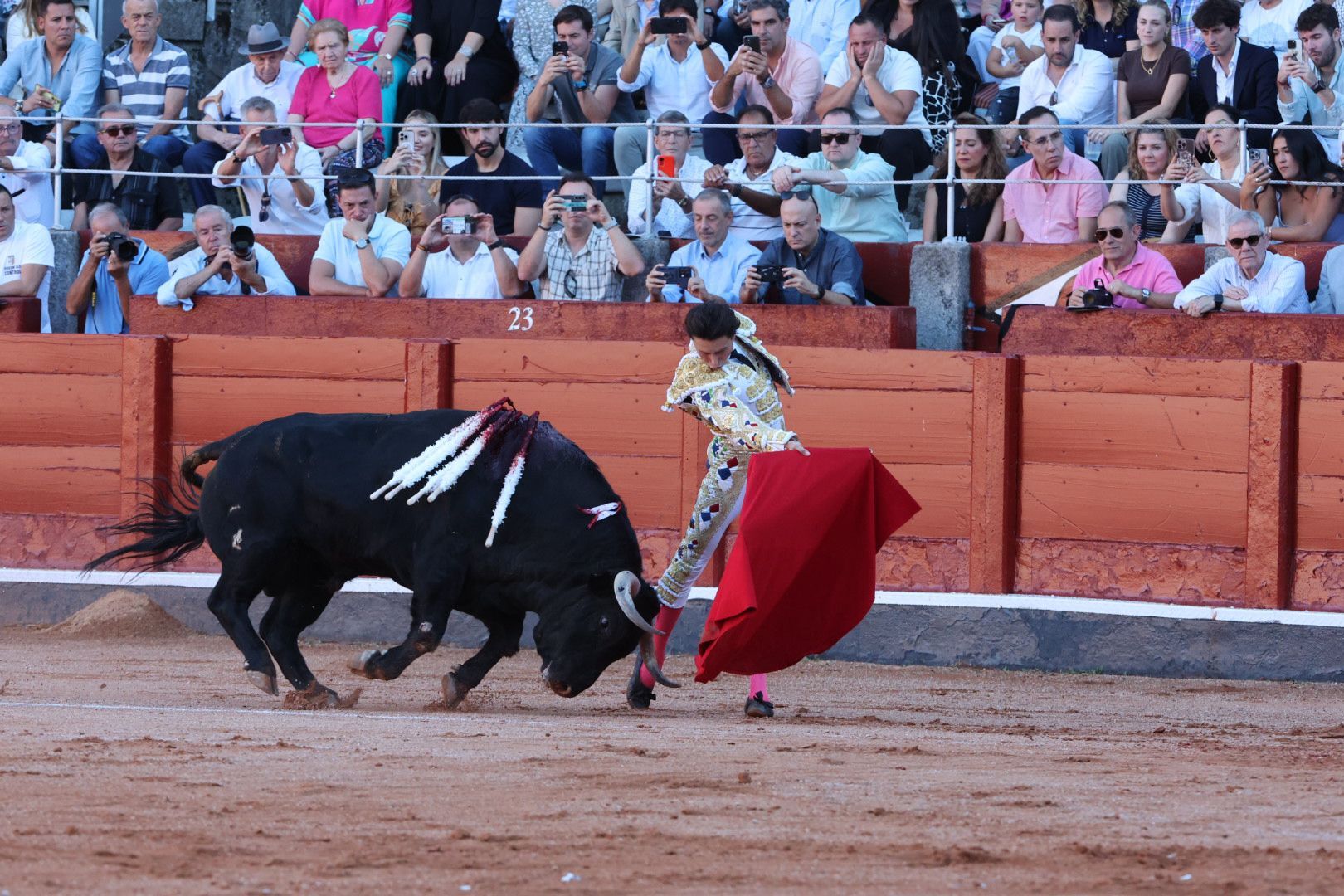 Puerta grande para Emilio de Justo con toro indultado en el cuarto de la tarde