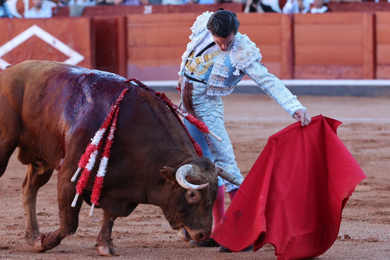 Puerta grande para Emilio de Justo con toro indultado en el cuarto de la tarde
