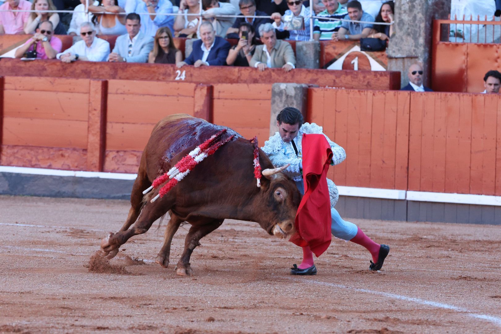 Puerta grande para Emilio de Justo con toro indultado en el cuarto de la tarde