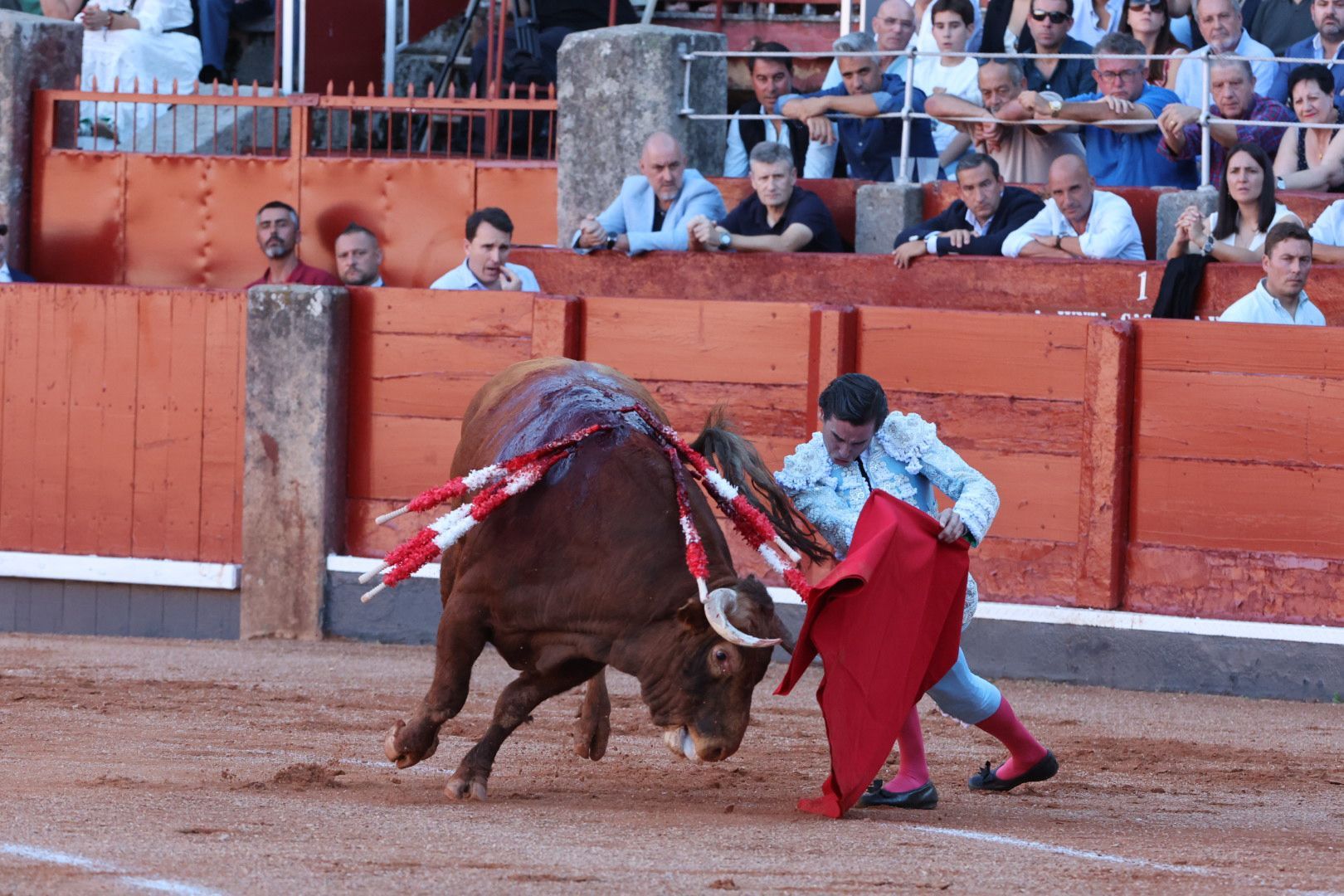 Puerta grande para Emilio de Justo con toro indultado en el cuarto de la tarde