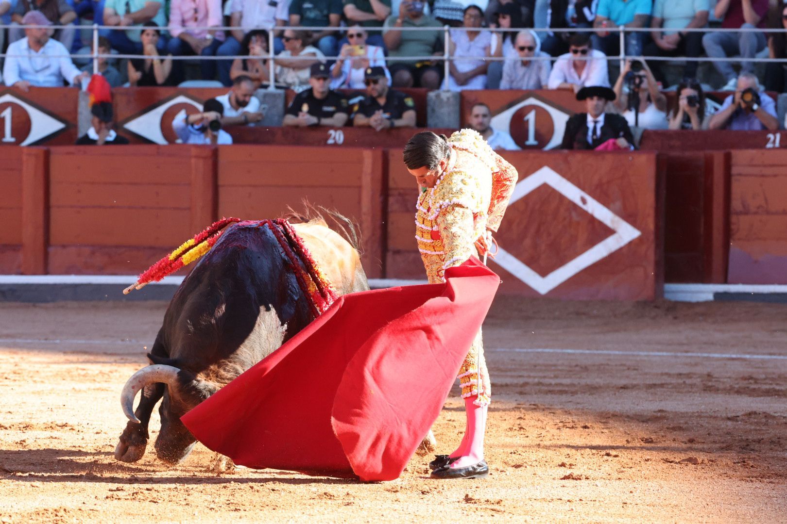 Puerta grande para Emilio de Justo con toro indultado en el cuarto de la tarde