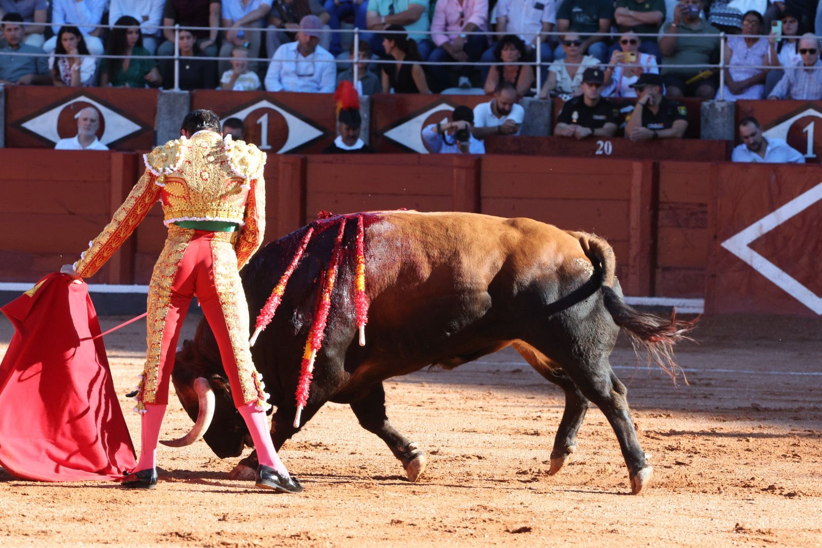 Puerta grande para Emilio de Justo con toro indultado en el cuarto de la tarde