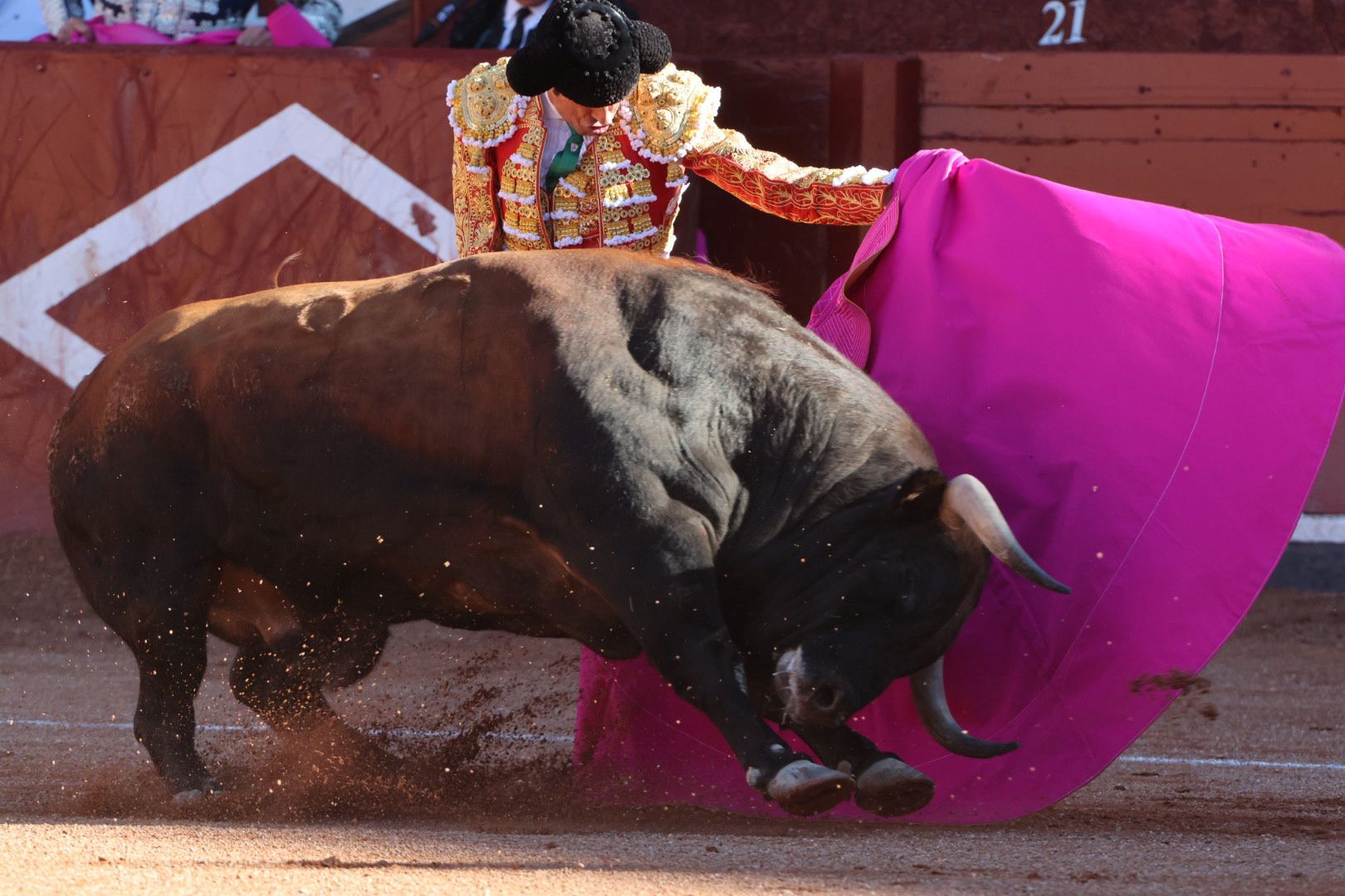 Puerta grande para Emilio de Justo con toro indultado en el cuarto de la tarde