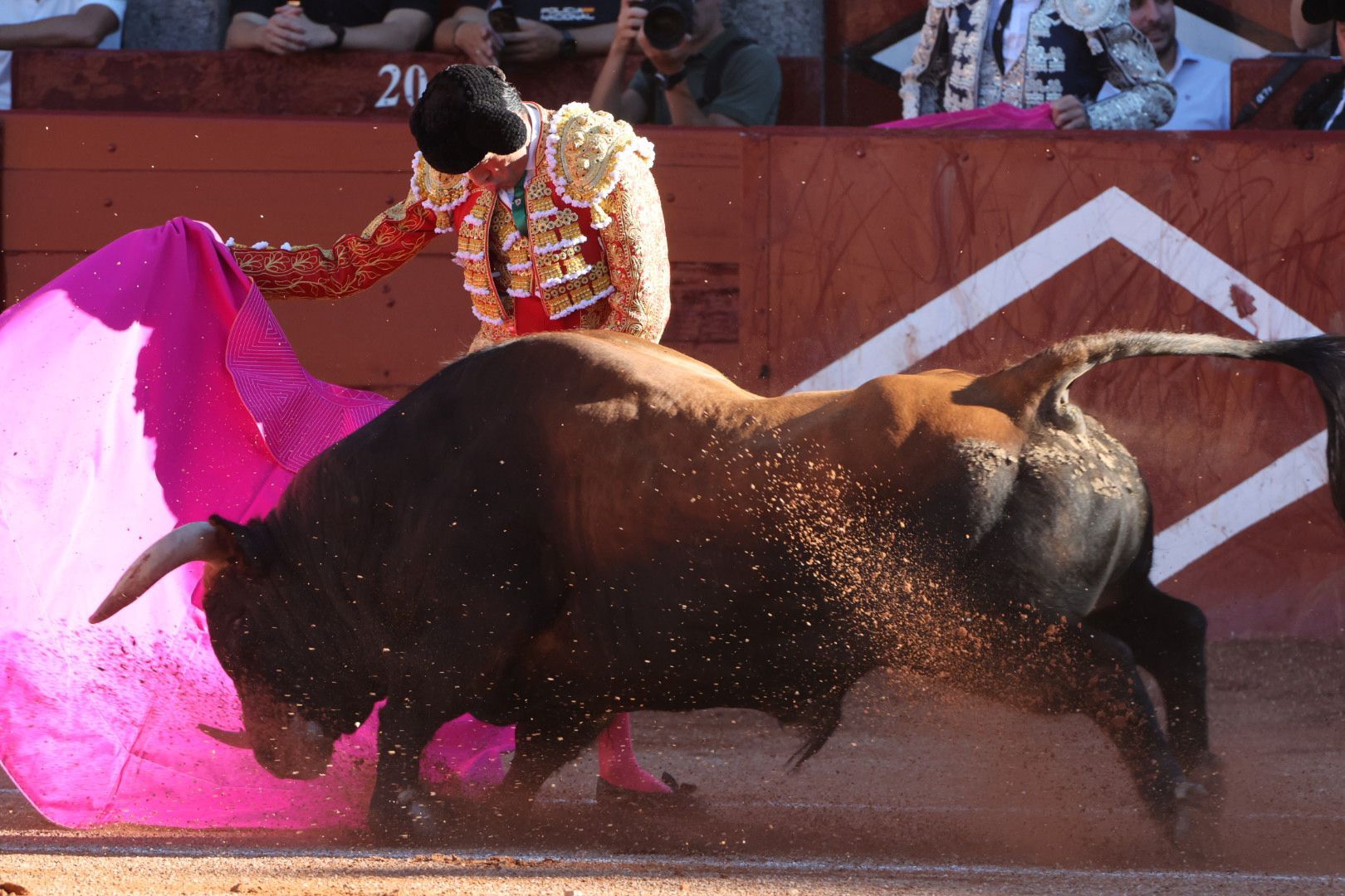 Puerta grande para Emilio de Justo con toro indultado en el cuarto de la tarde
