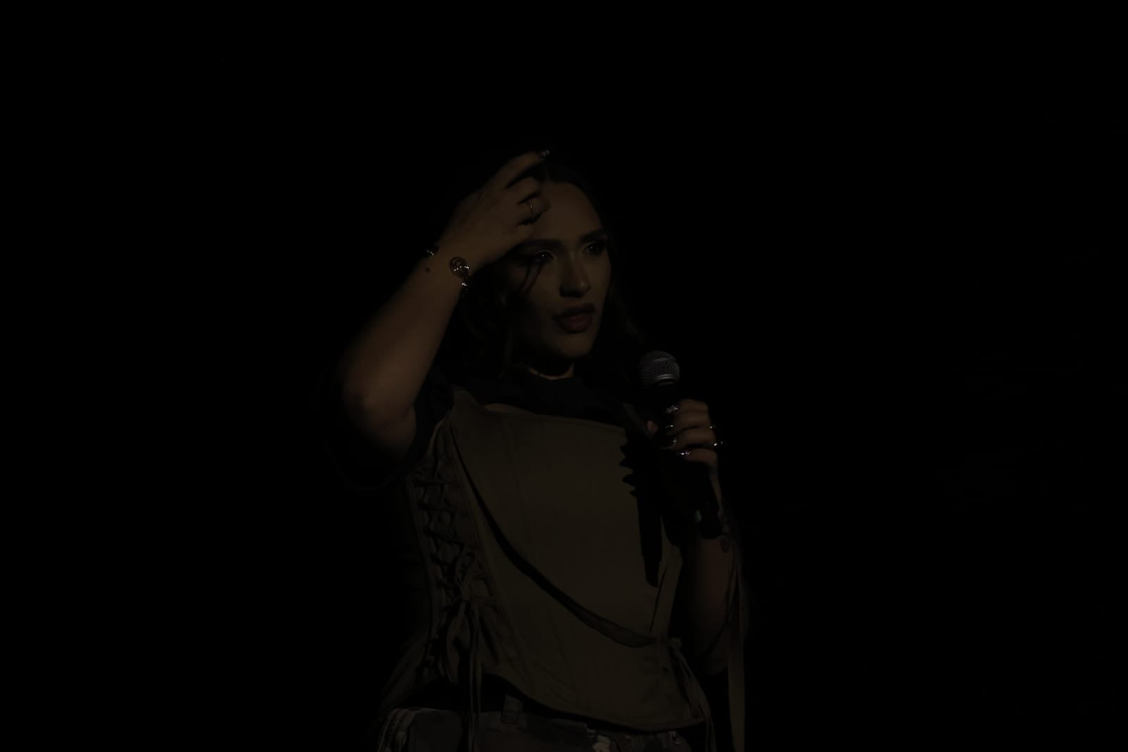 Lia Kali contagia sus ritmos urbanos a la Plaza Mayor de Salamanca