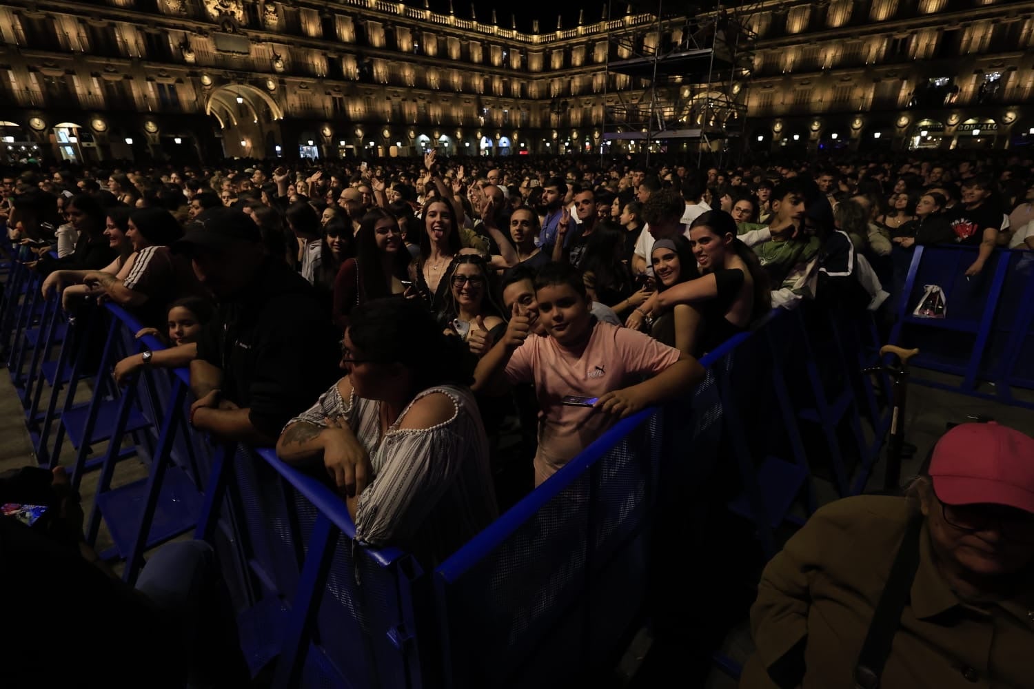Lia Kali contagia sus ritmos urbanos a la Plaza Mayor de Salamanca
