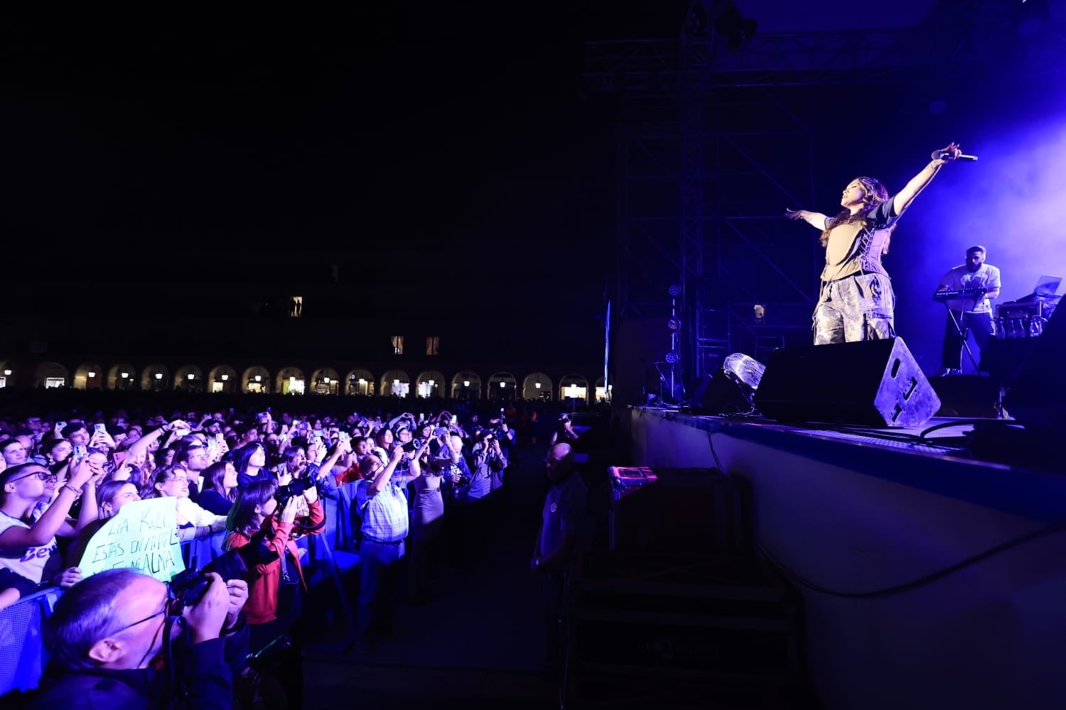 Lia Kali contagia sus ritmos urbanos a la Plaza Mayor de Salamanca