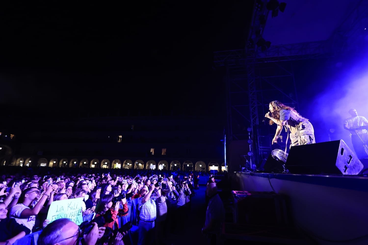 Lia Kali contagia sus ritmos urbanos a la Plaza Mayor de Salamanca