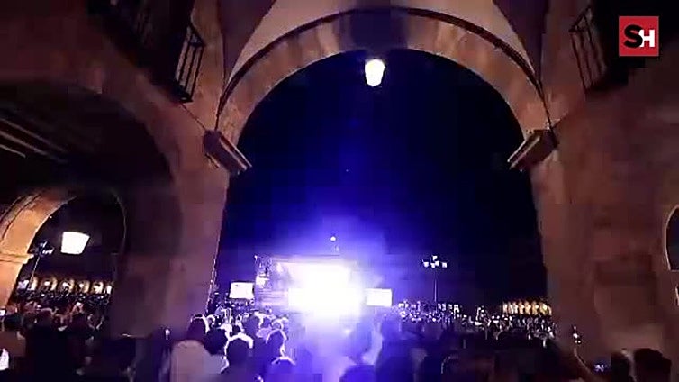 Europe interpreta 'The Final Countdown' en la Plaza Mayor de Salamanca