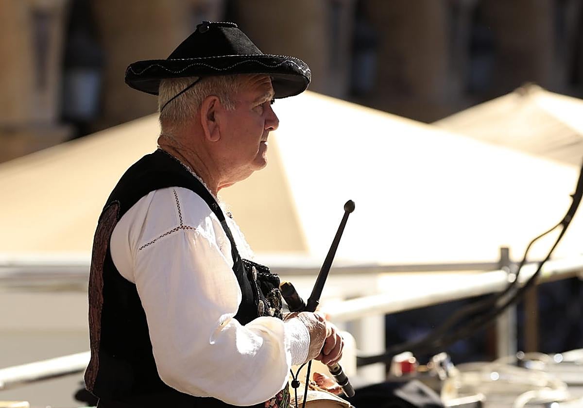 Un tamborilero en Salamanca este domingo durante la soleada mañana de este domingo.