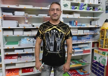 La papelería de Salamanca que nació del regreso de unos emigrantes y resiste desde 1987