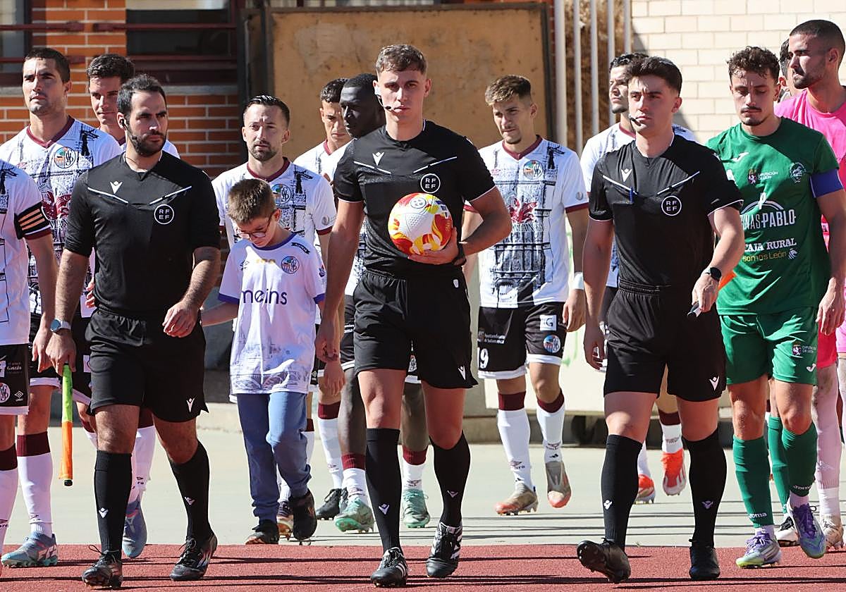 Los jugadores del Salamanca UDS saltan a Las Pistas ante el Astorga.