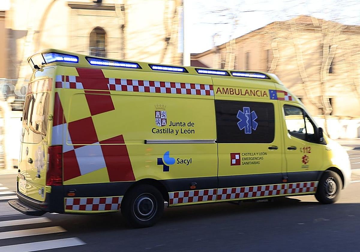 Ambulancia en las calles de Salamanca en una imagen de archivo.