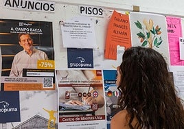 Una estudiante busca anucnios de pisos en una imagen de archivo.