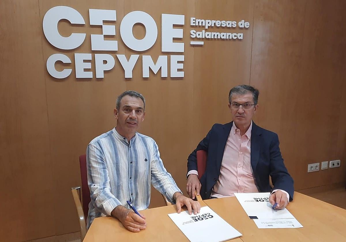 Momento de la firma del acuerdo entre Manuel Prieto y Miguel Ángel Luengo.