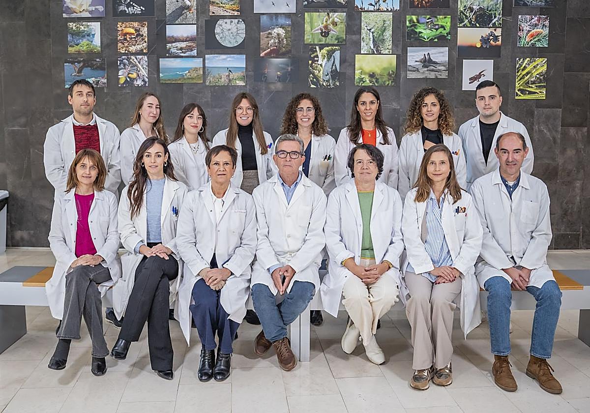 José Juan García Marín, en el centro de la imagen, con los miembros del Grupo de investigación HEVEPHARM de la Universidad de Salamanca.