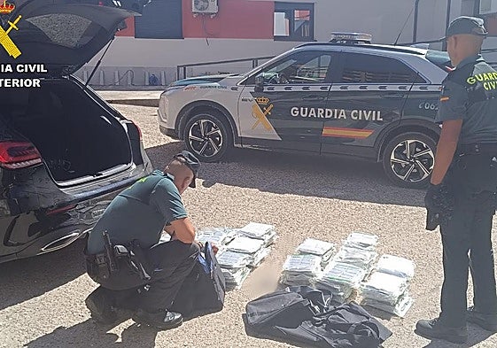 Detenido un varón de 27 años con 76 kilos de hachís en Navacarros