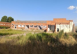 Edificios del antiguo matadero a medio derribar y sin tejado.