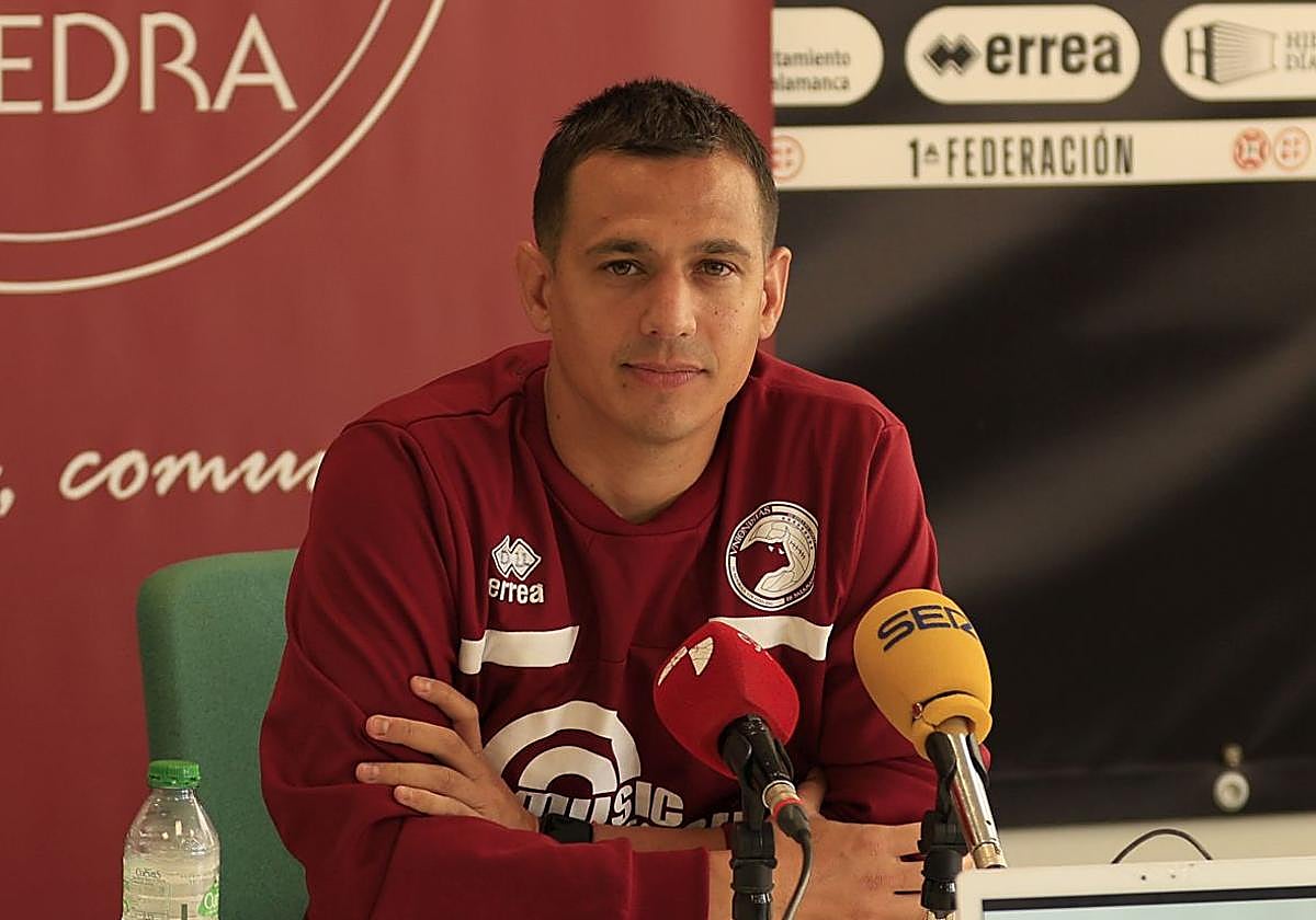 Dani Llácer en una rueda de prensa como entrenador de Unionistas de Salamanca en una imagen de archivo
