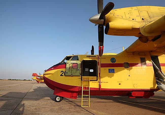Uno de los CanadAir de extinción de incendios, en la pista de Matacán.