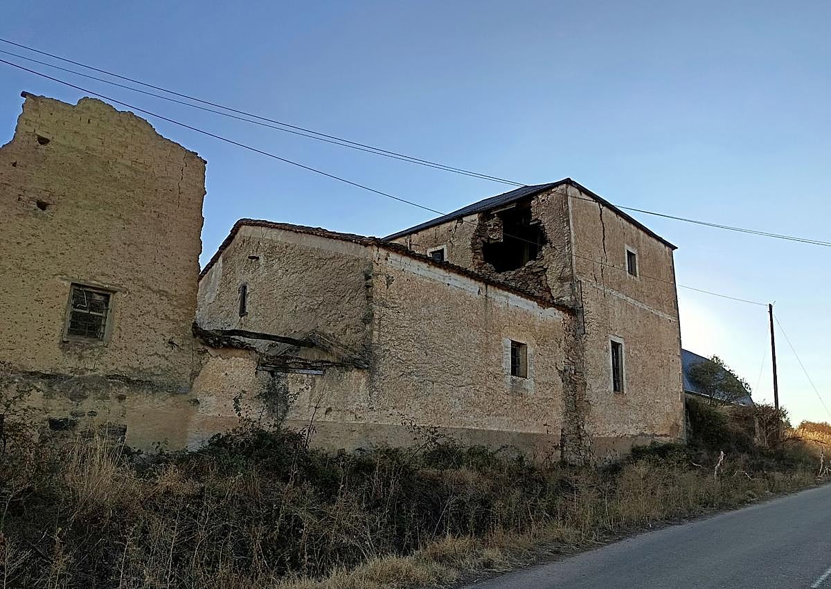 Imagen secundaria 1 - El molino de gruesos muros de piedra en un pueblo de Salamanca que amenaza ruina tras un siglo