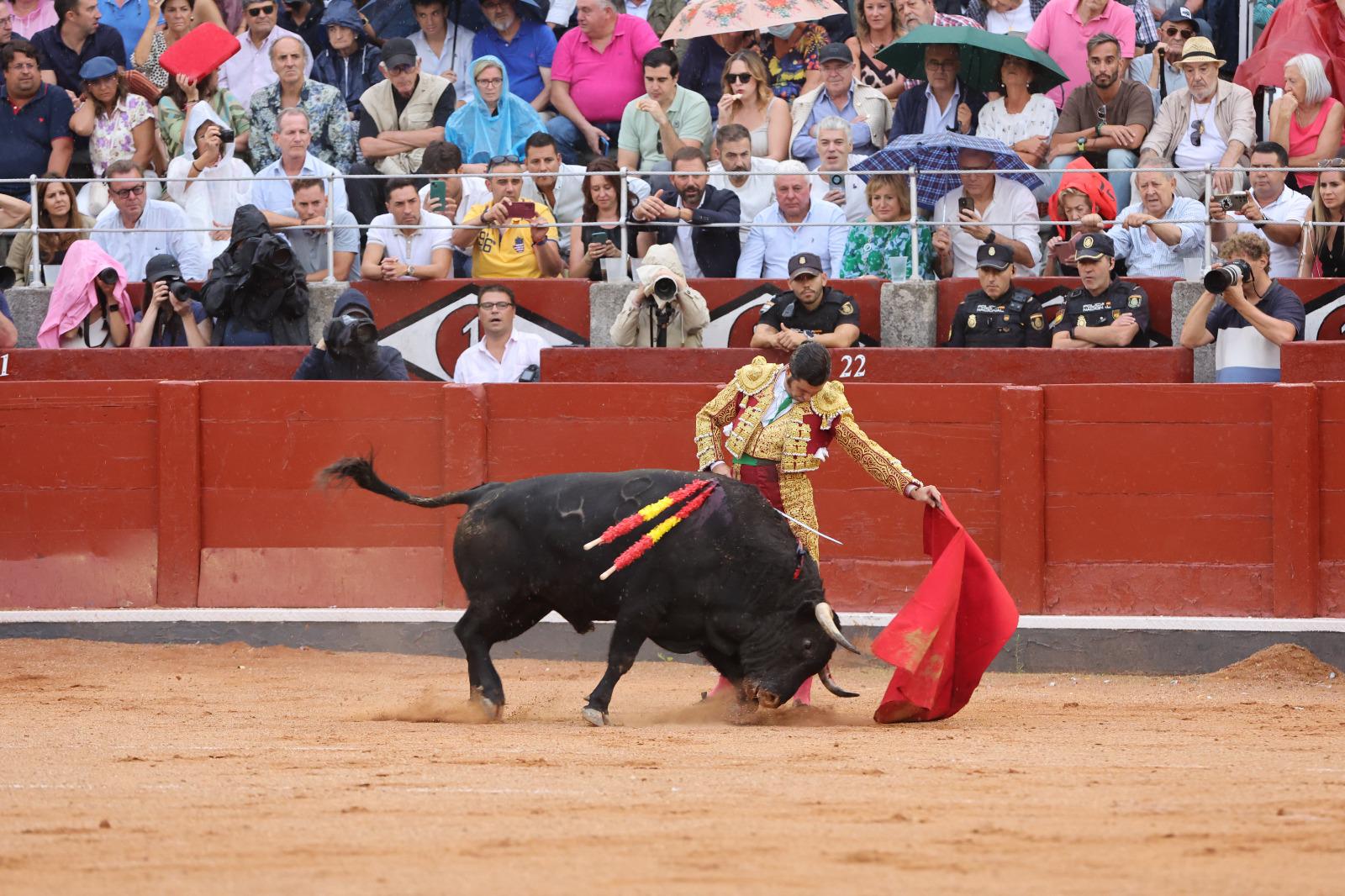 Los toreros salmantinos salen a hombros en un día gris de Morante