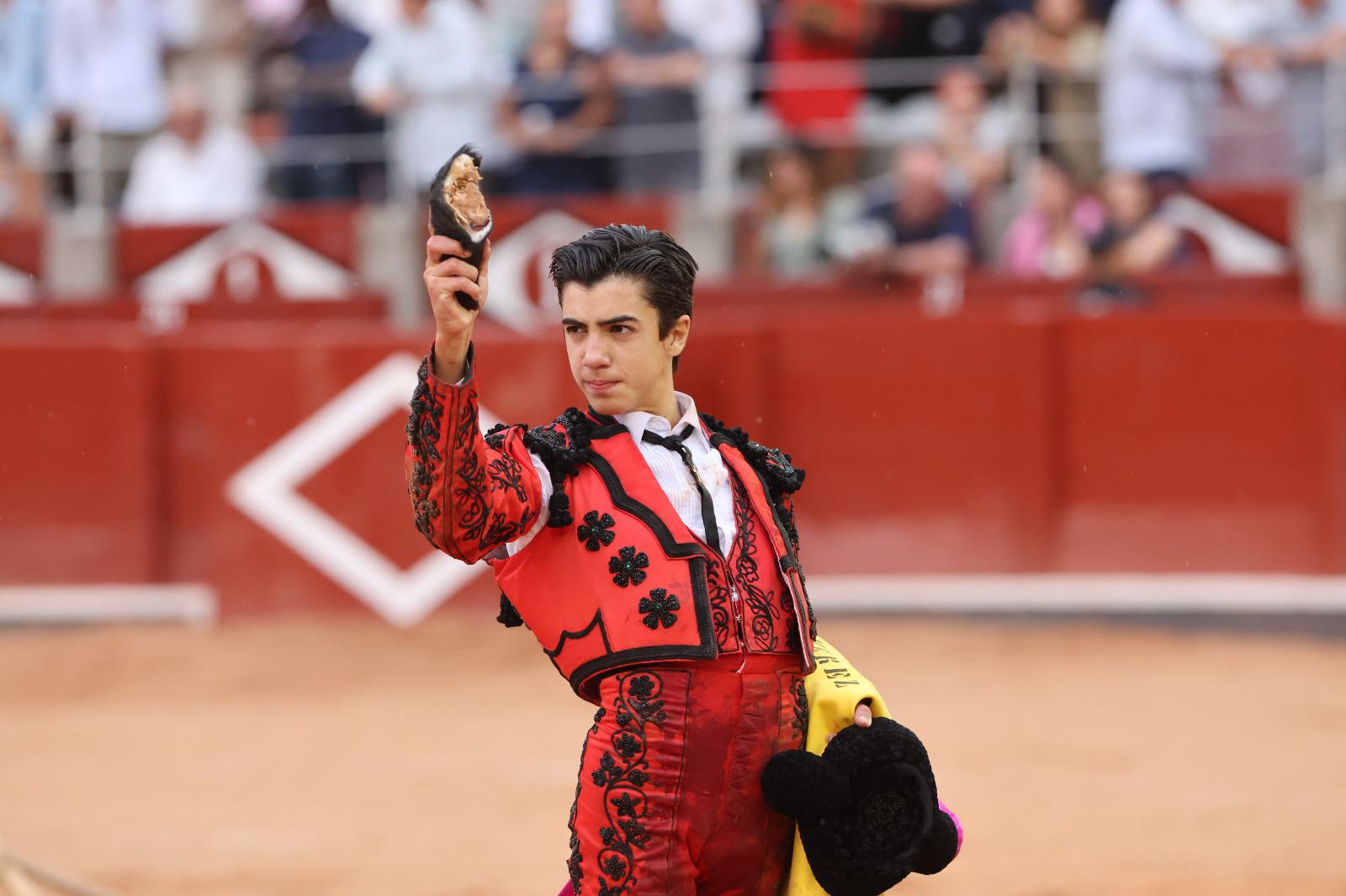Los toreros salmantinos salen a hombros en un día gris de Morante
