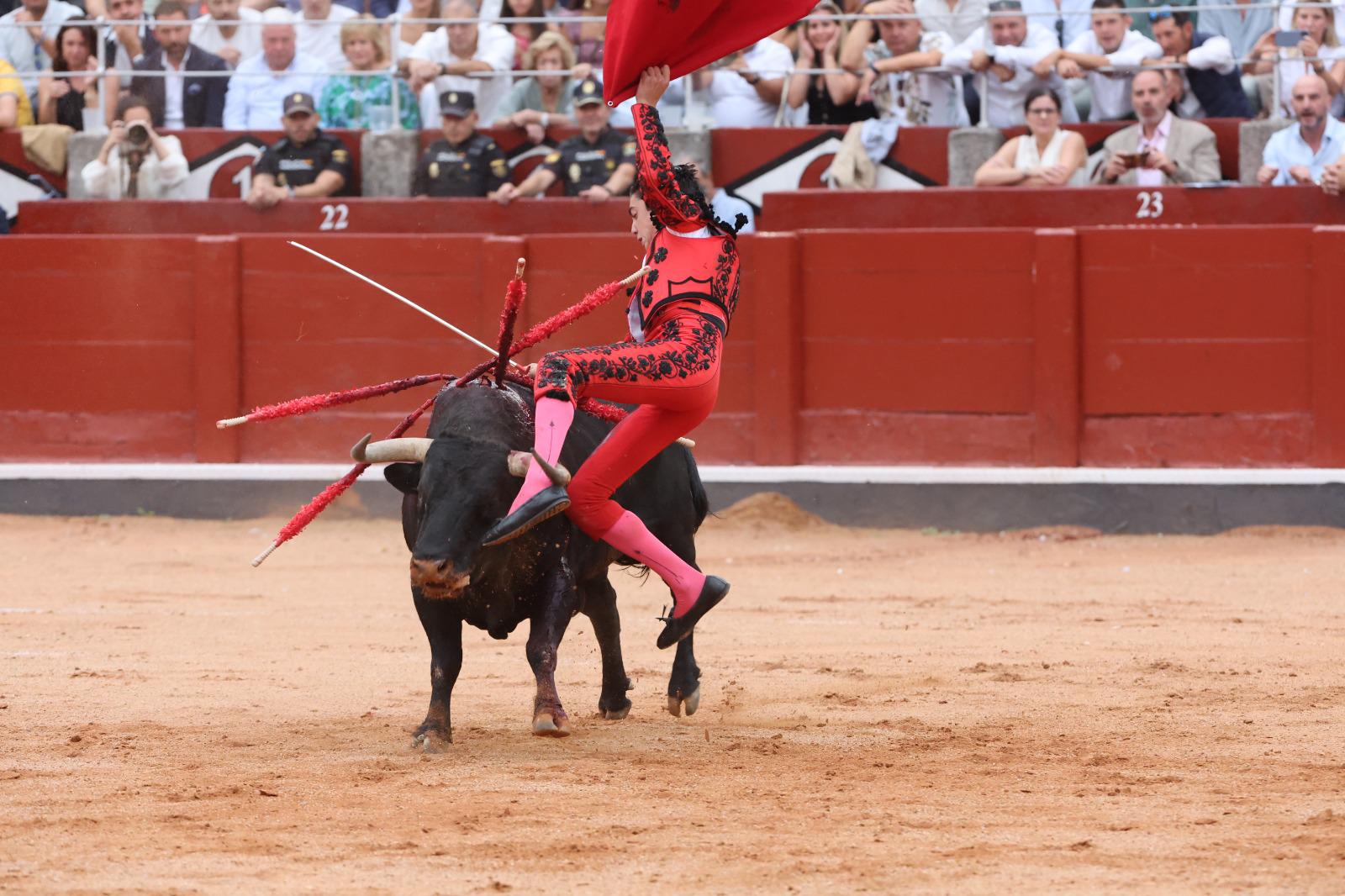 Los toreros salmantinos salen a hombros en un día gris de Morante