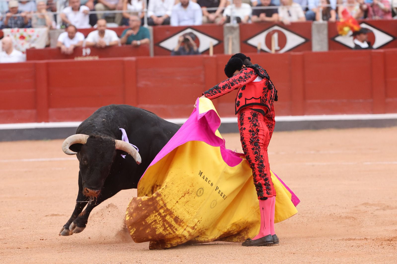 Los toreros salmantinos salen a hombros en un día gris de Morante