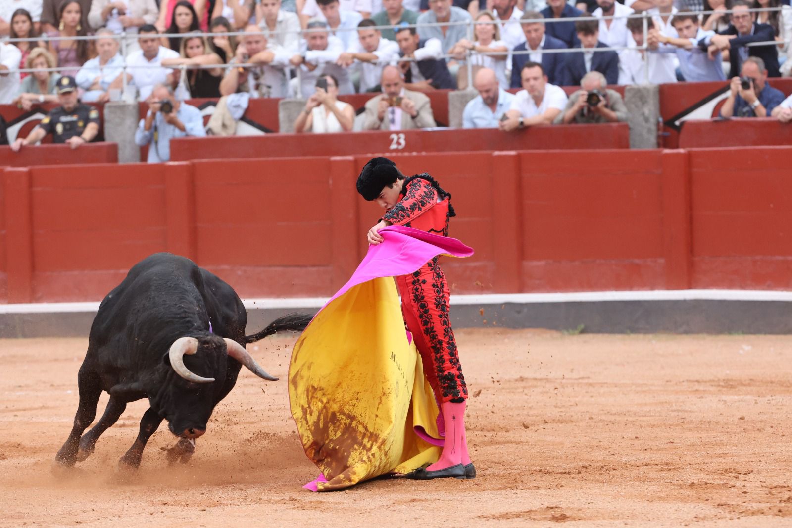 Los toreros salmantinos salen a hombros en un día gris de Morante