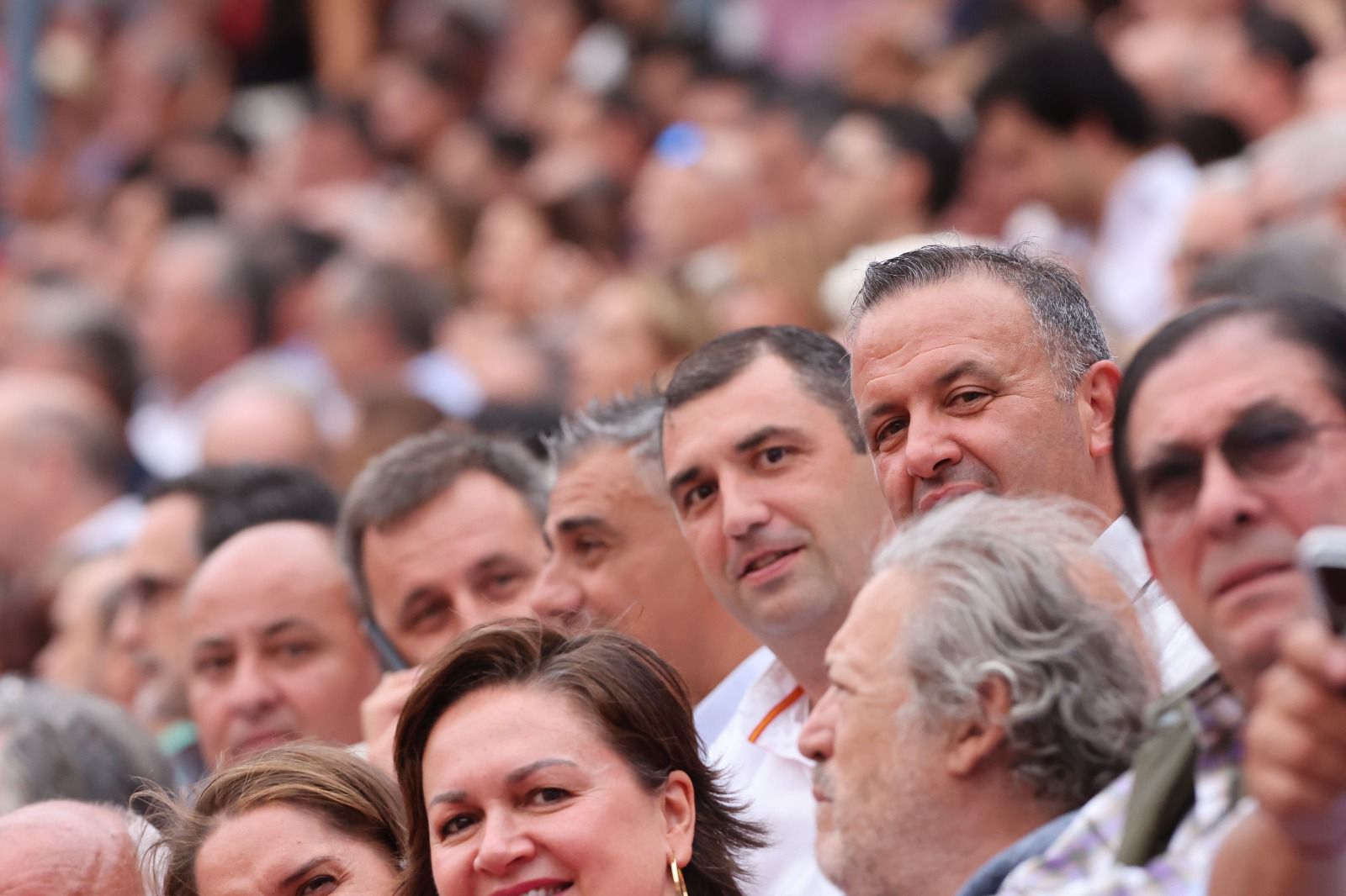 Los toreros salmantinos salen a hombros en un día gris de Morante