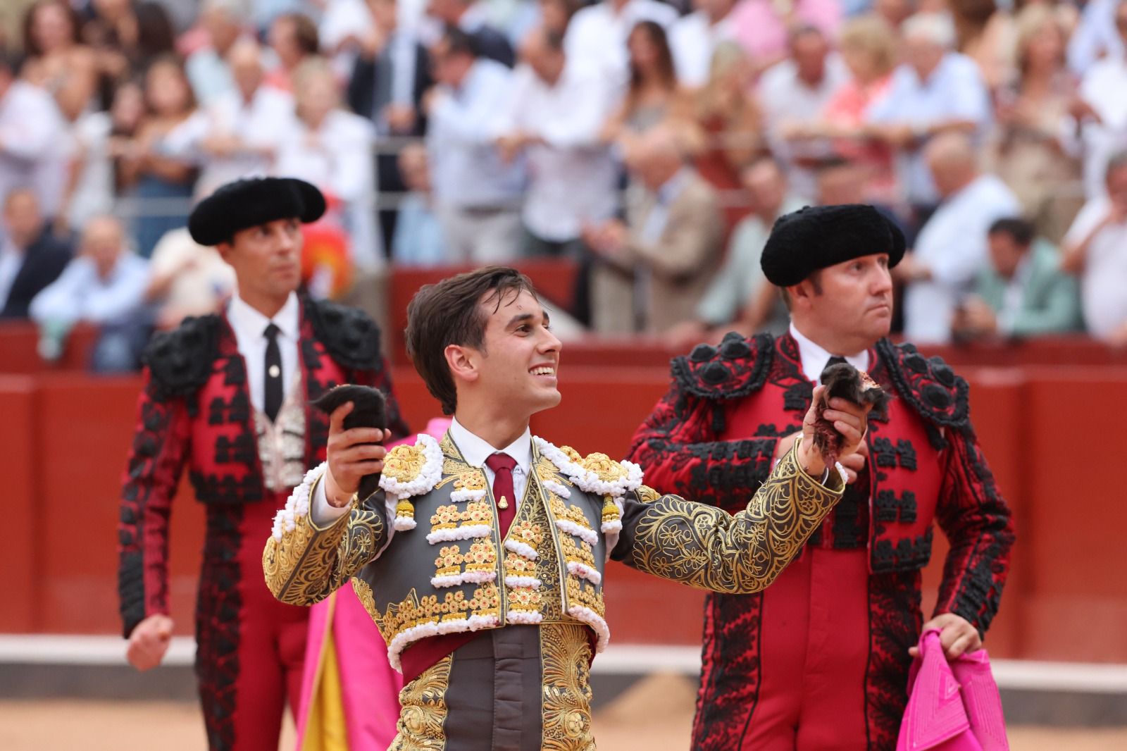 Los toreros salmantinos salen a hombros en un día gris de Morante
