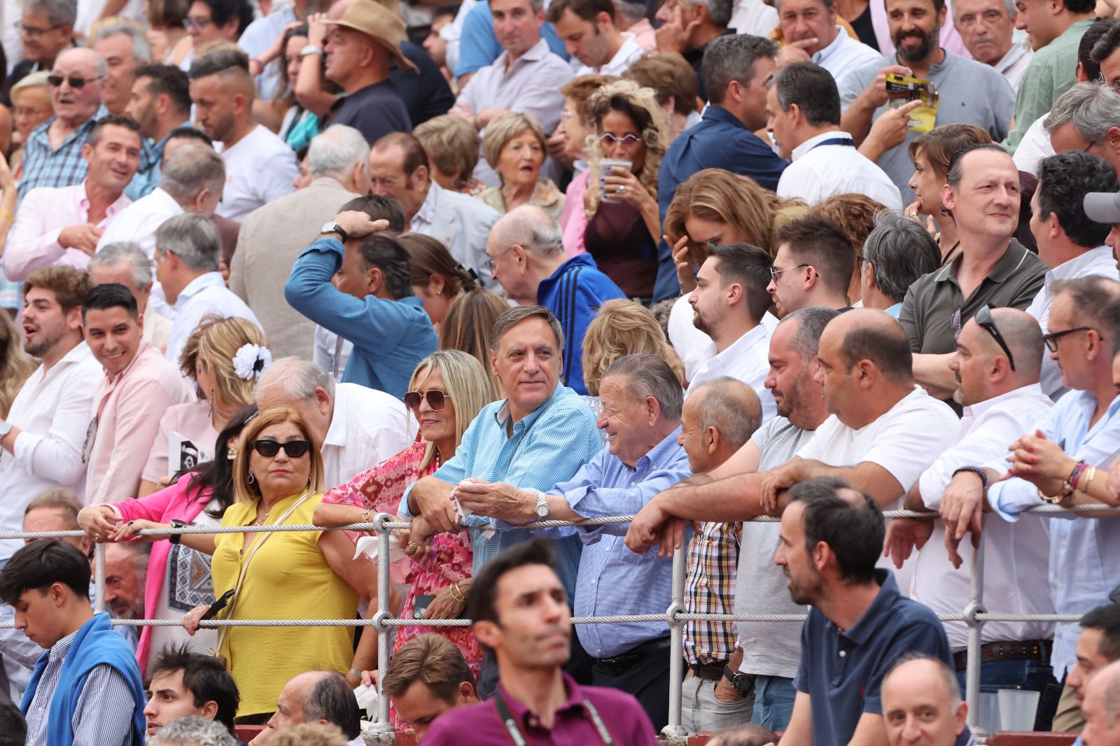 Los toreros salmantinos salen a hombros en un día gris de Morante