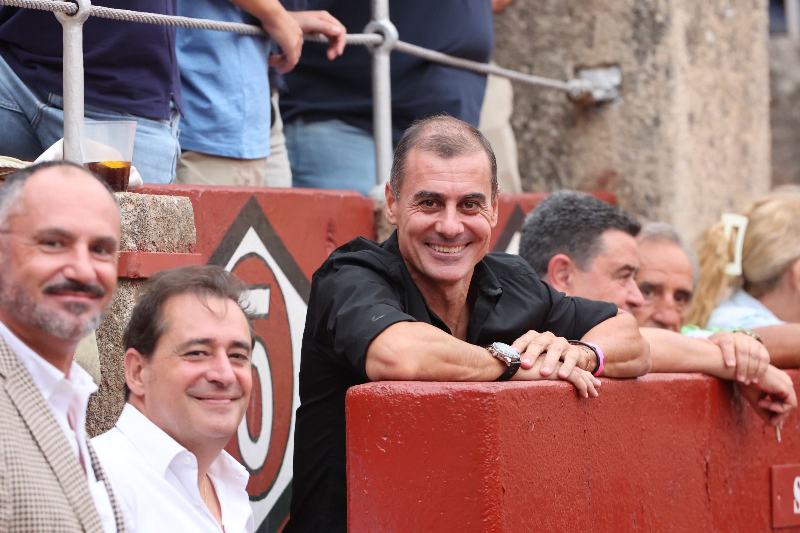 Los toreros salmantinos salen a hombros en un día gris de Morante