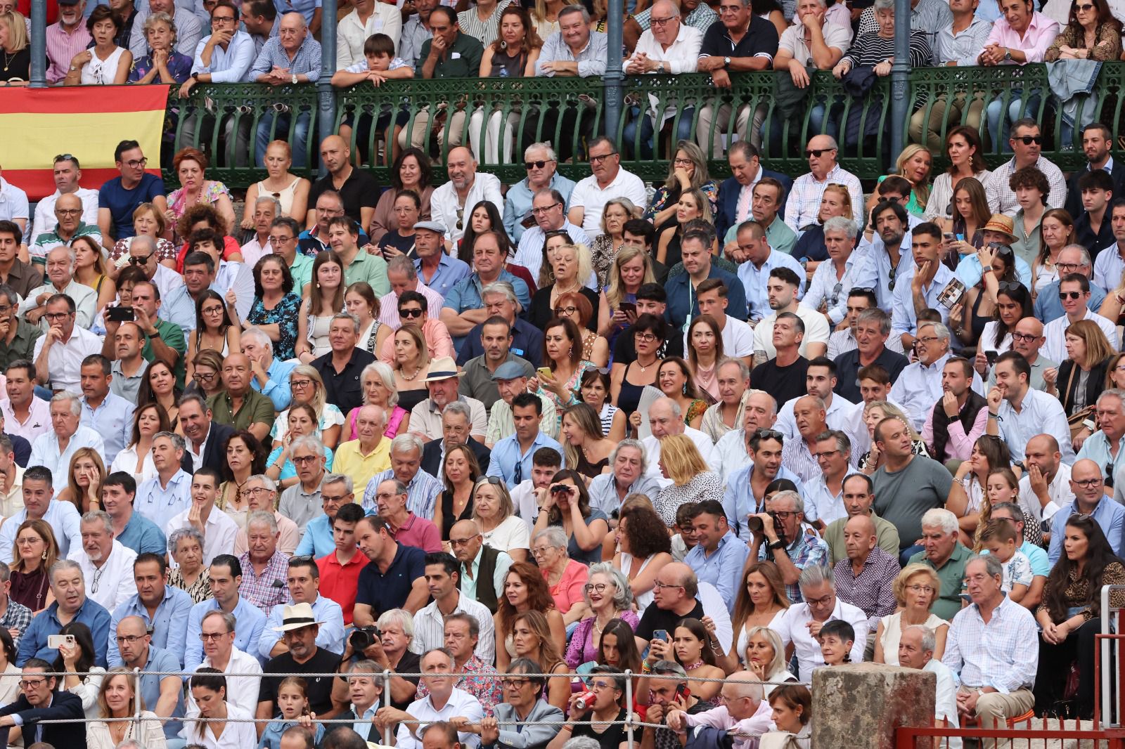 Los toreros salmantinos salen a hombros en un día gris de Morante