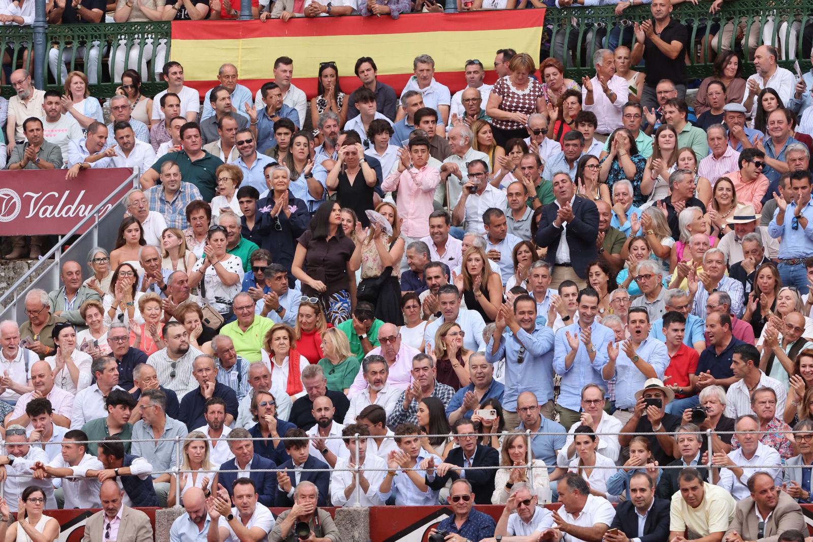 Los toreros salmantinos salen a hombros en un día gris de Morante