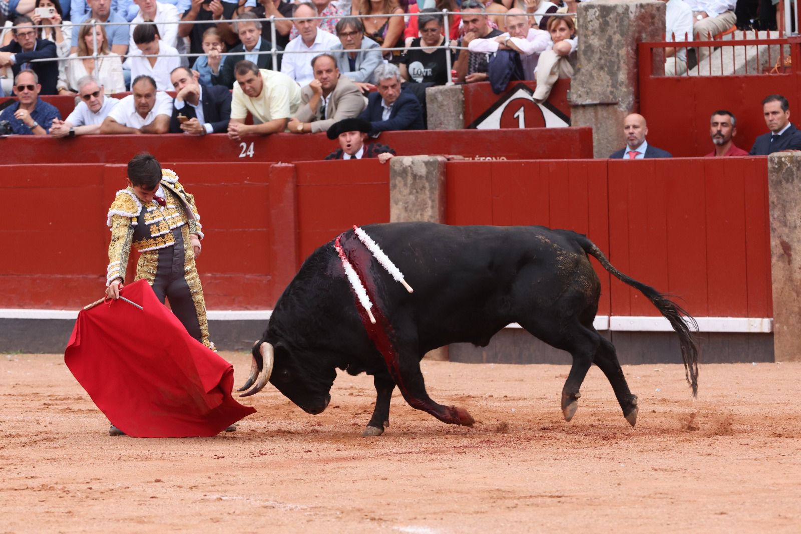 Los toreros salmantinos salen a hombros en un día gris de Morante