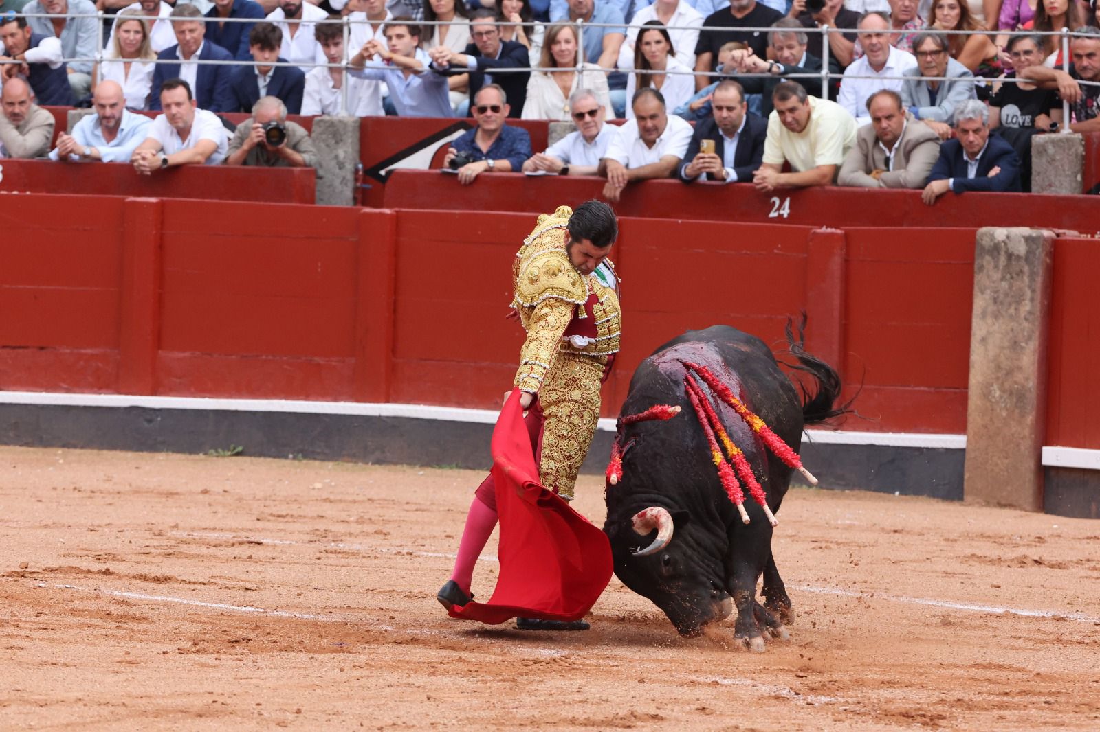 Los toreros salmantinos salen a hombros en un día gris de Morante