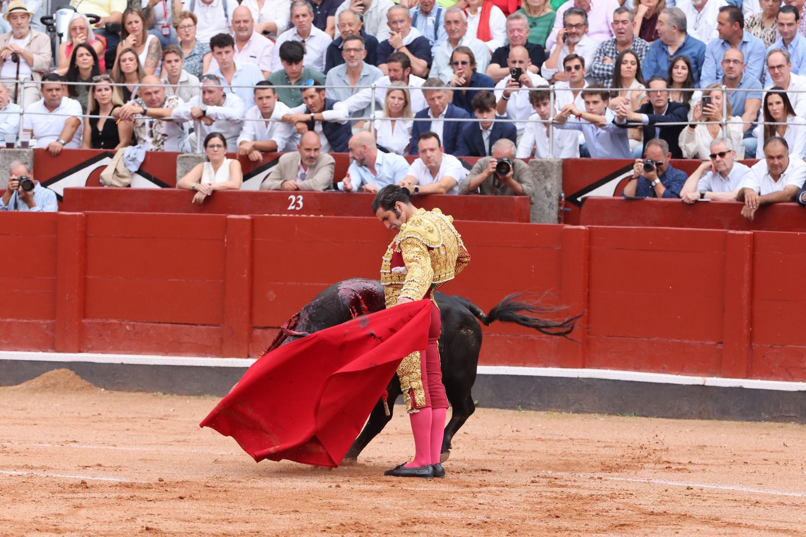 Los toreros salmantinos salen a hombros en un día gris de Morante