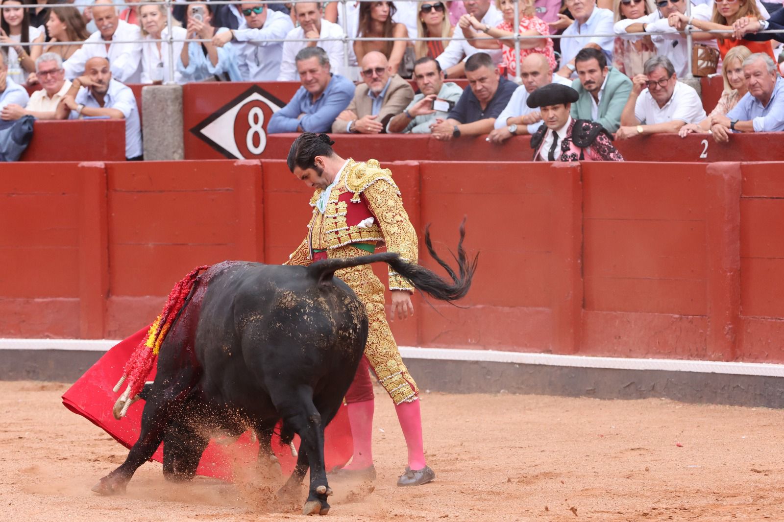 Los toreros salmantinos salen a hombros en un día gris de Morante