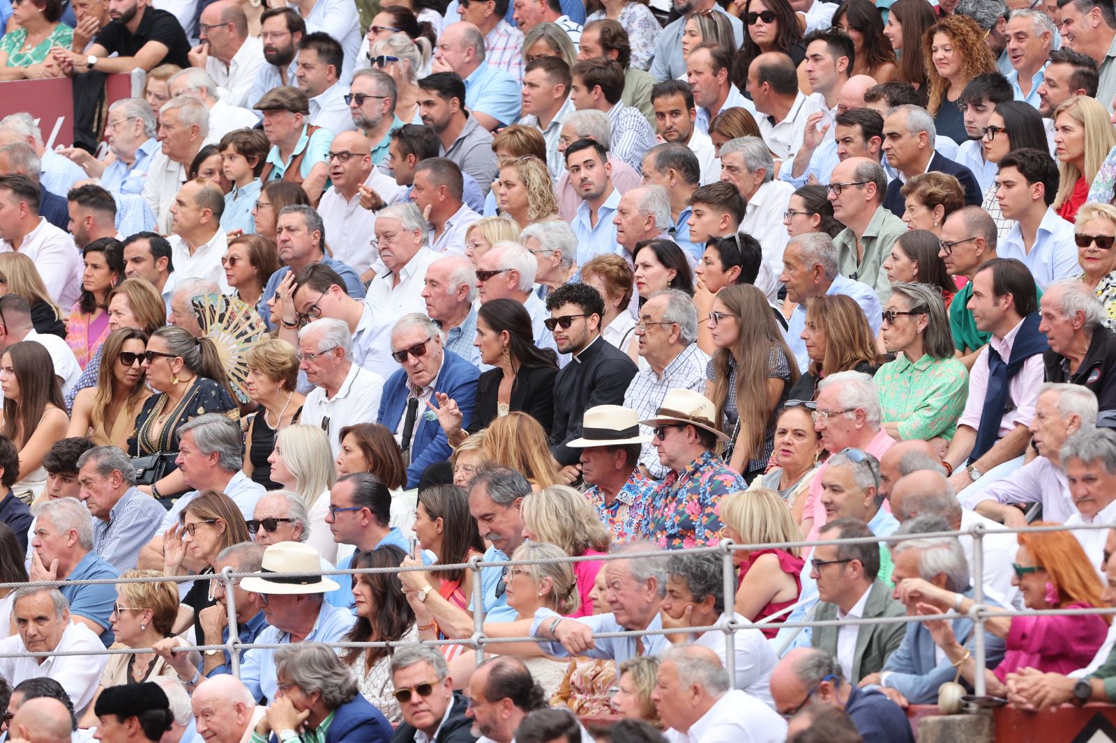 Los toreros salmantinos salen a hombros en un día gris de Morante